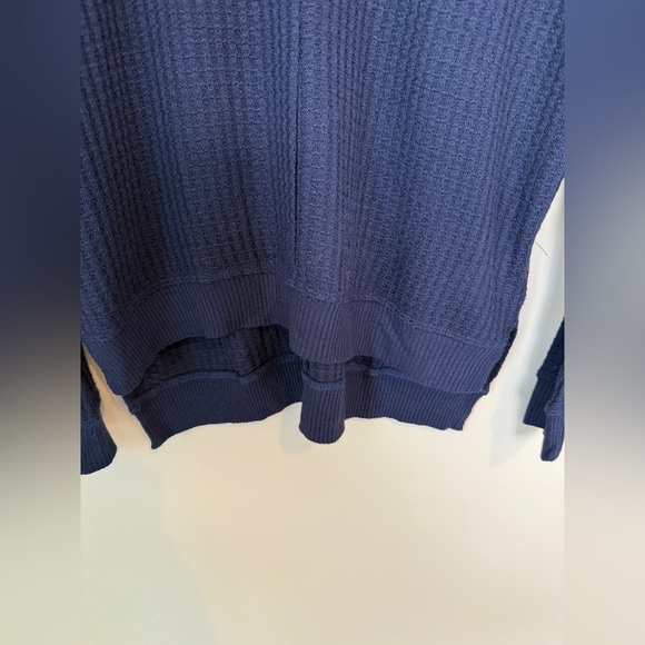 Velvet by Graham & Spencer navy blue top. In great condition!! ⭐️🌟⭐️ - Picture 5 of 9